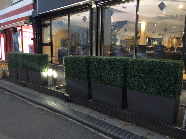 Artificial box hedging with legs